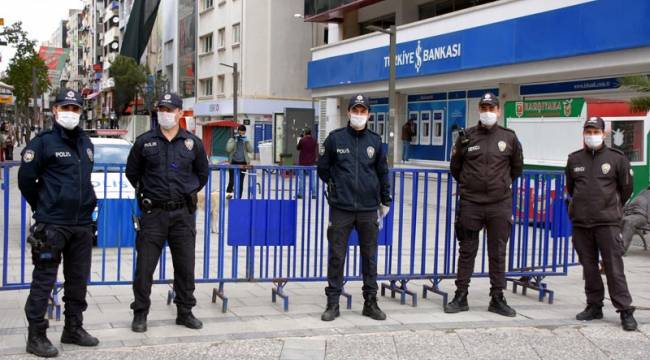 KARŞIYAKA ÇARŞISI YAYALARA KAPATILDI