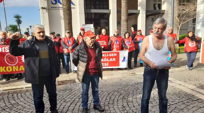 ALİAĞALI EMEKLİ "HALİMİZ BU" DİYEREK SGK ÖNÜNDE SOYUNDU